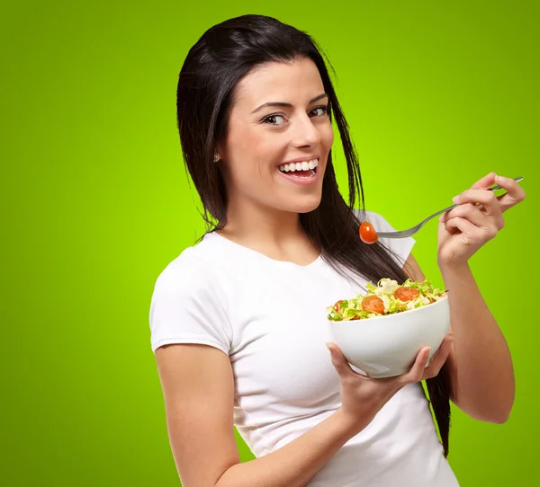 Menina comendo salada de tigela — Fotografia de Stock