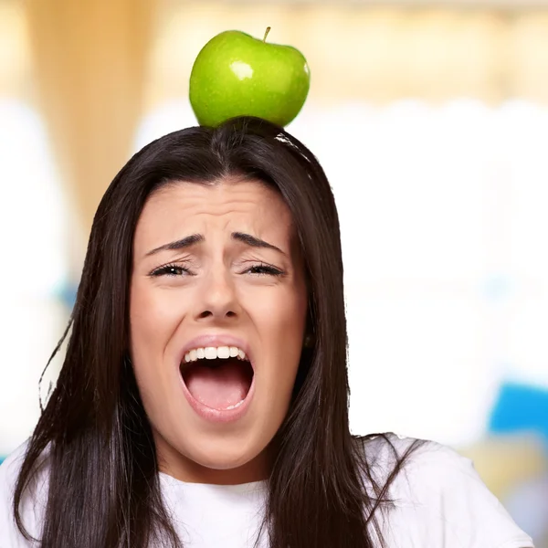 Chica joven con manzana en la cabeza — Foto de Stock