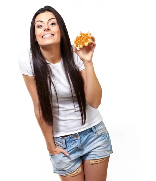 Eine junge Frau, die Waffeln hält und zeigt — Stockfoto