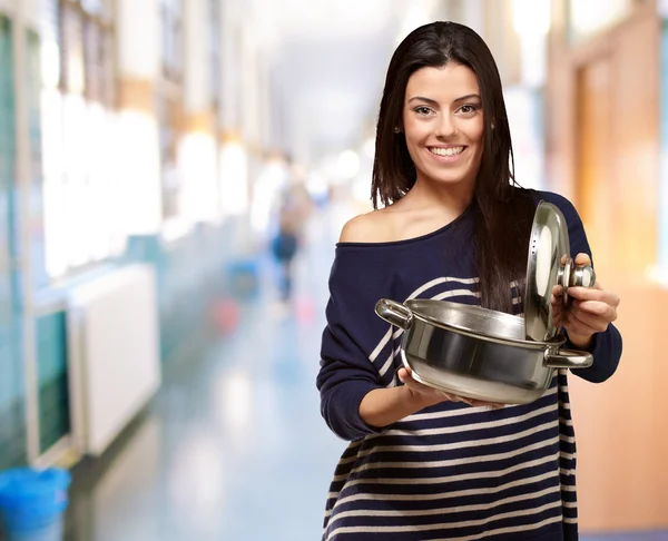 Femme tenant une casserole, extérieur — Photo