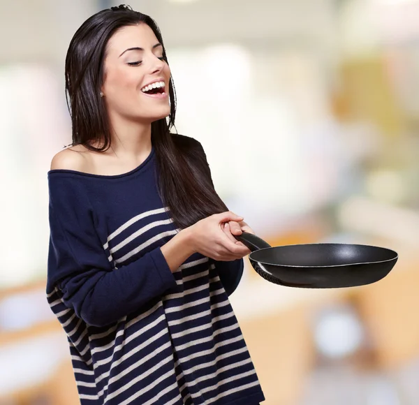 Portrait Of A Young Girl Holding A Frying Pan — Stock Photo, Image