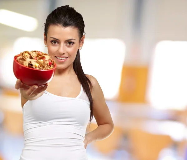 Mujer joven sosteniendo un tazón de cereal —  Fotos de Stock