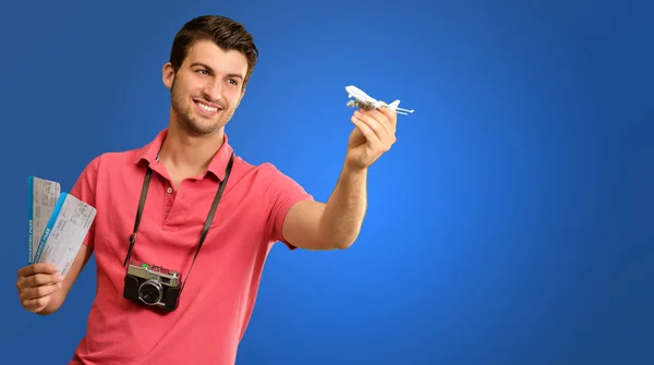 Człowiek posiadający kartę pokładową i samolot — Zdjęcie stockowe