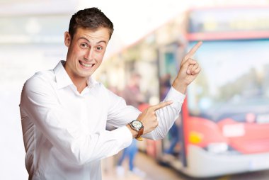 işaret eden yakışıklı olgun adam portresi üzerine yukarı