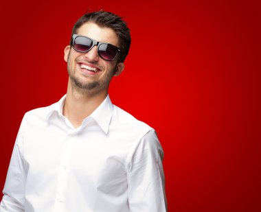 mutlu genç adam gözlüklü