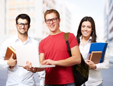 Grup genç öğrenci üniversiteye karşı