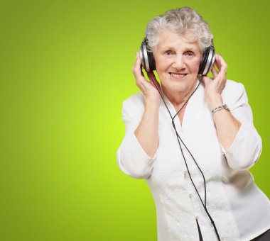 müzik dinleme sırasında bir kadın portresi