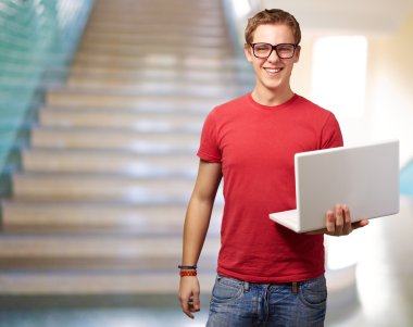 Casual adam tutarak laptop