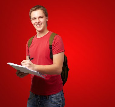 bir defter üzerinde kırmızı bac yazmak genç öğrenci adam portresi
