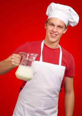 erkek aşçı kavanoz süt holding