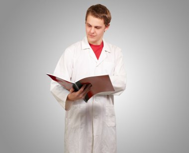 bir klasörde Okuma genç bir doktor portresi