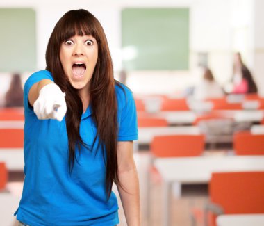 kadın çığlık ve parmak işaret