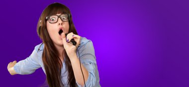 bir mikrofon ile genç bir kadın portresi