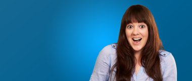 bir saat tutan bir genç kız