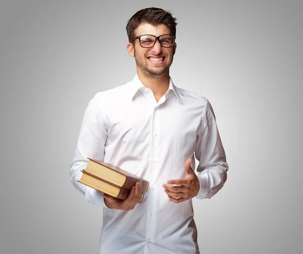 Retrato de un estudiante sosteniendo libro —  Fotos de Stock