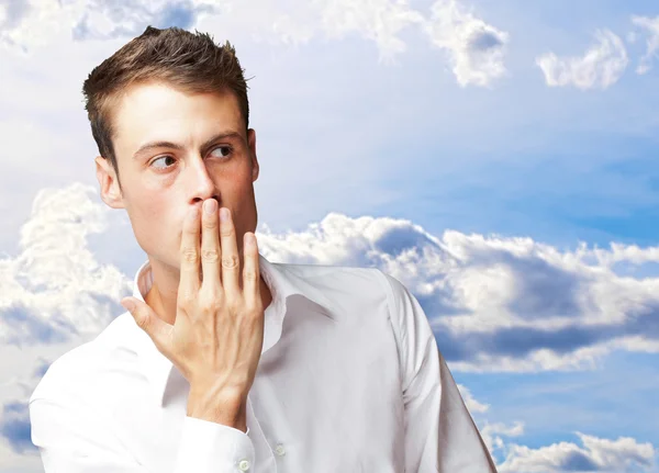 Portret van een jonge man die betrekking hebben op zijn mond met de hand — Stockfoto