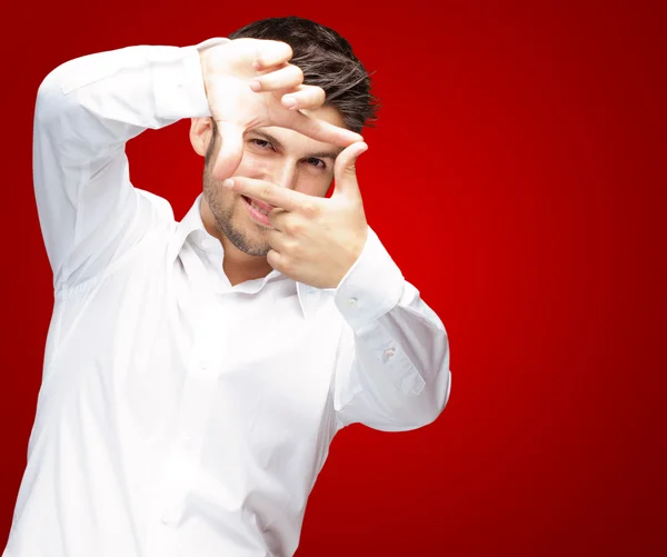 Portrait de jeune homme faisant le cadre de la main — Photo