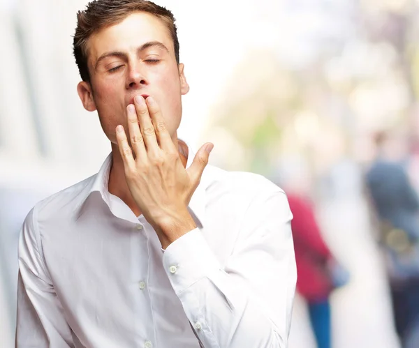 Portret van jonge man geeuwen geïsoleerd — Stockfoto