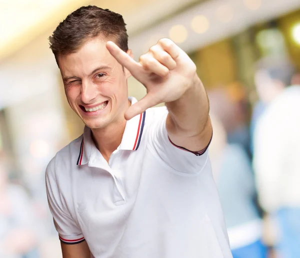 Portret van een knappe jongeman gebaren — Stockfoto