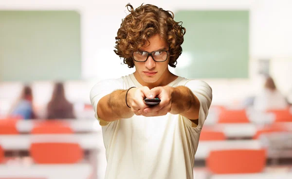 Homem segurando controle remoto — Fotografia de Stock