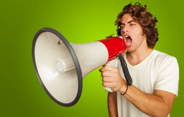 Portrait d'un beau jeune homme criant avec mégaphone — Photo