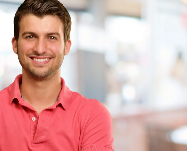 Portrait of young man smiling — Stock Photo, Image