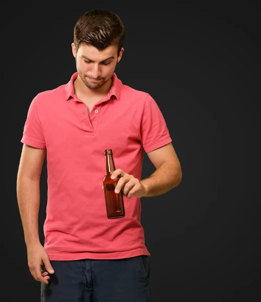 Joven mirando a través de la botella vacía —  Fotos de Stock