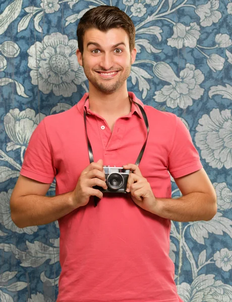 Retrato de un hombre sosteniendo la cámara — Foto de Stock