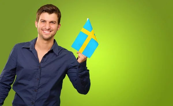 Retrato de um homem segurando bandeira — Fotografia de Stock