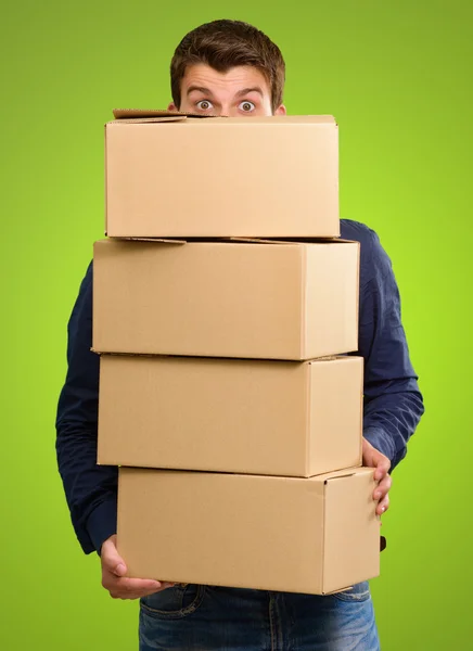 Hombre sosteniendo cajas de cartón — Foto de Stock