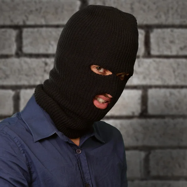 Inbrottstjuv i ansiktsmask — Stockfoto