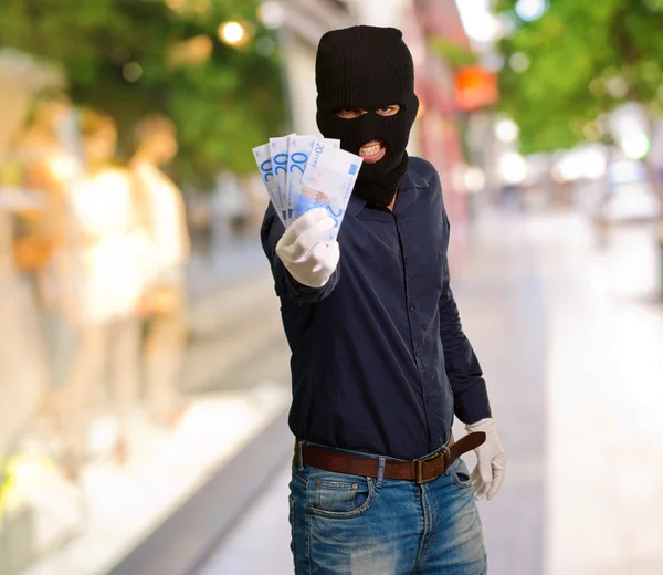 Einbrecher mit Gesichtsmaske — Stockfoto