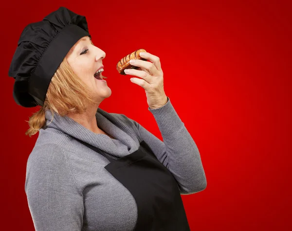 Portrait of a woman having doughnut — Stock Photo, Image