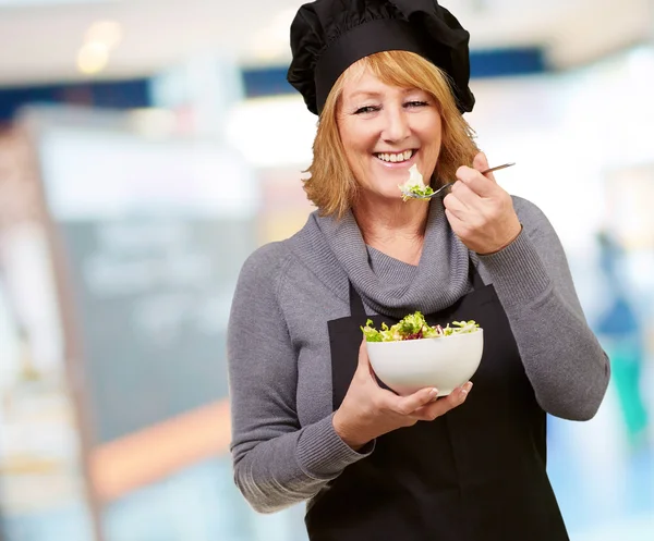Porträtt av en glad kvinna medan man äter — Stockfoto