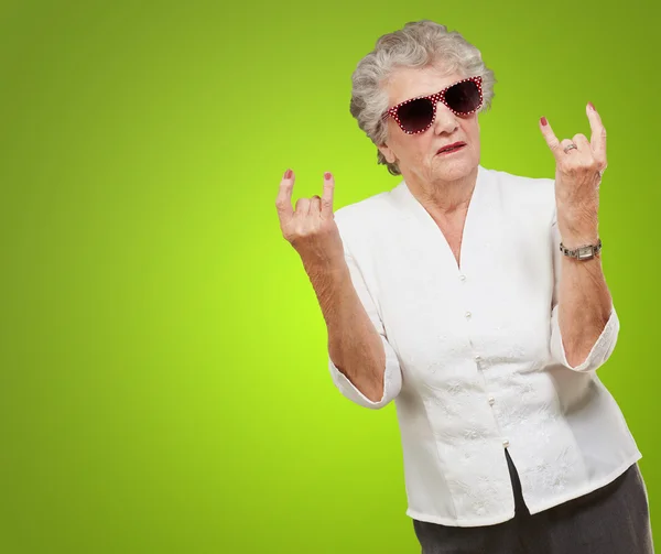 Mujer mayor con gafas de sol haciendo acción funky — Foto de Stock