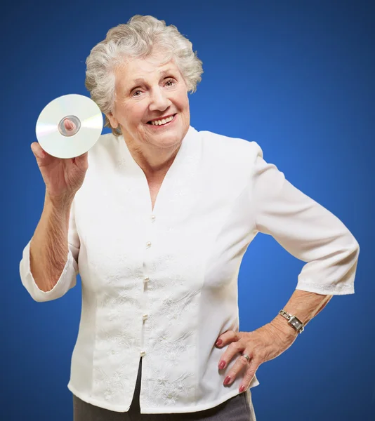 Kadın kıdemli holding cd — Stok fotoğraf