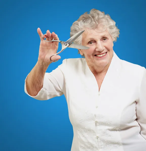 Старшая женщина держит ножницы — стоковое фото