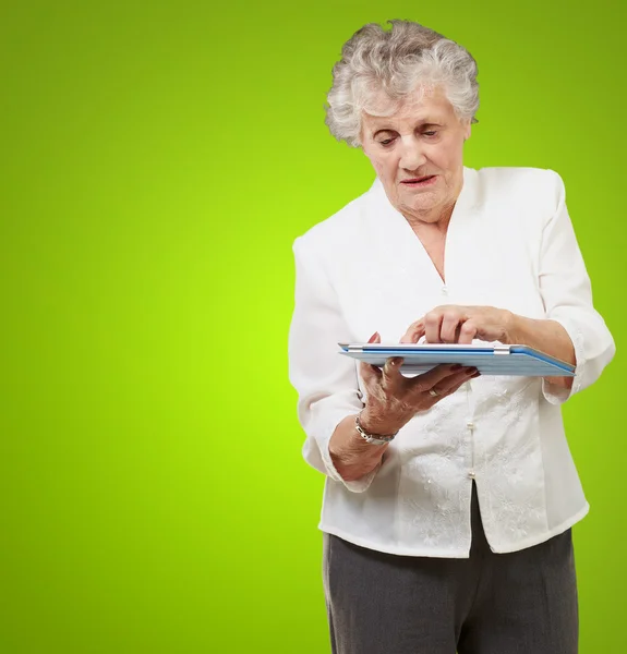 Senior woman using ipad — Stock Photo, Image