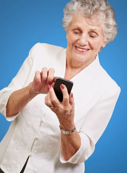 年配の女性が携帯電話を使用して — ストック写真