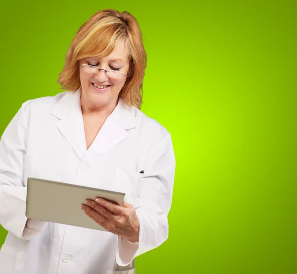 Female doctor holding digital tablet — Stock Photo, Image