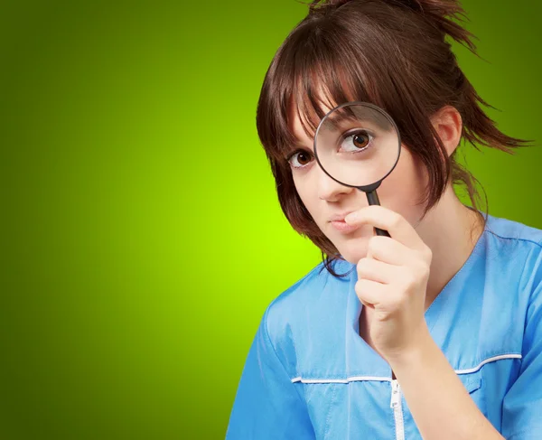 Frau schaut durch Vergrößerungsglas — Stockfoto