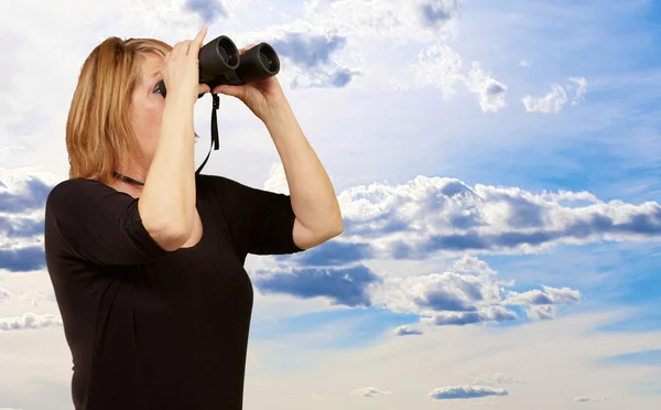 Mujeres mirando a través de prismáticos — Foto de Stock