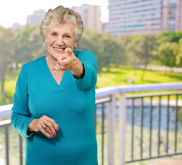 Retrato de mulher apontando o dedo — Fotografia de Stock