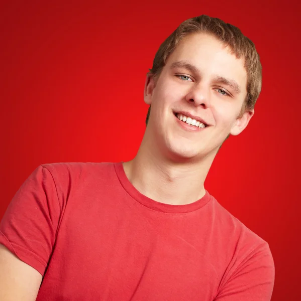 Retrato de jovem sorrindo sobre fundo vermelho — Fotografia de Stock