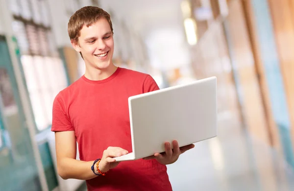 Lycklig man använder laptop — Stockfoto