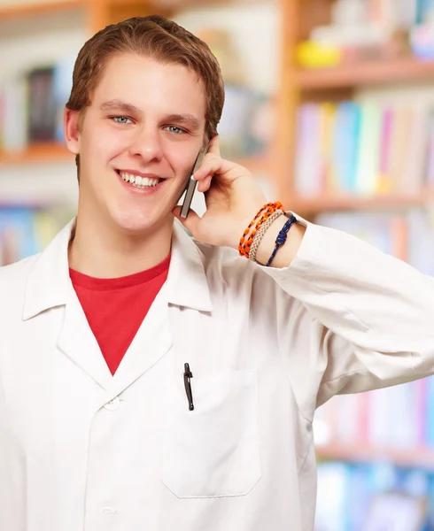 Retrato de um médico usando celular — Fotografia de Stock