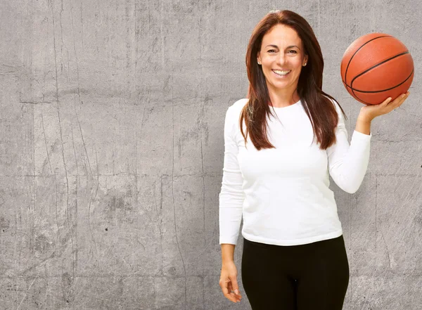 Donne con globo sulla testa — Foto Stock