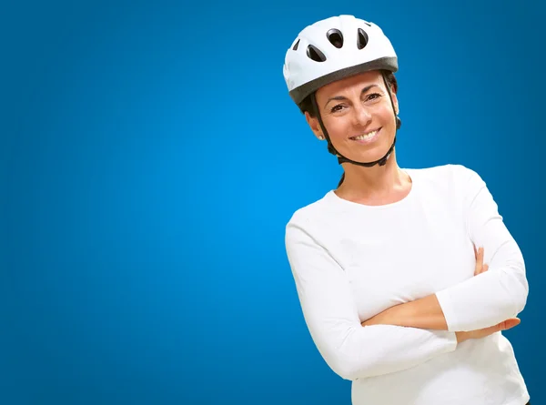 Mujer usando casco con las manos dobladas — Foto de Stock