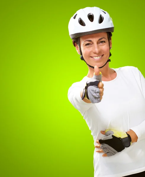 ヘルメット示す親指を着ている女性 — ストック写真
