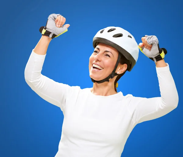 Mulher usando capacete torcendo — Fotografia de Stock